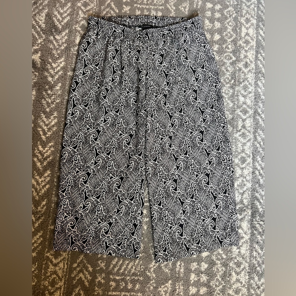 Black and White Paisley cropped wide leg pants size L (T113)